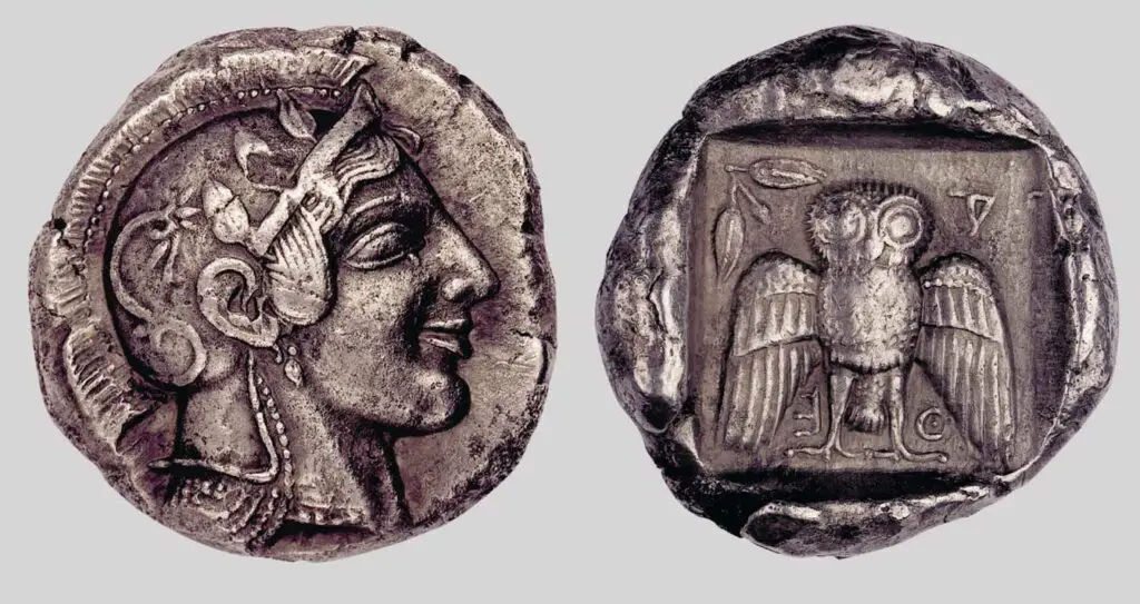 Moeda de Atenas com a Deusa Atena em um lado e uma coruja do outro