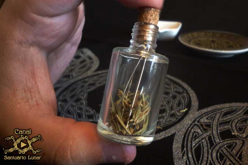 Feitiços de proteção contra inimigos - Spell Bottle com agulhas e alecrim