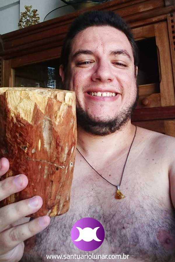 Segurando um pedação de Palo Santo