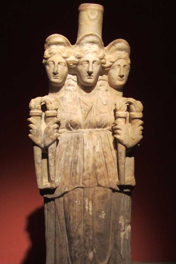 How to Summon Hecate - Goddess Hecate Statue