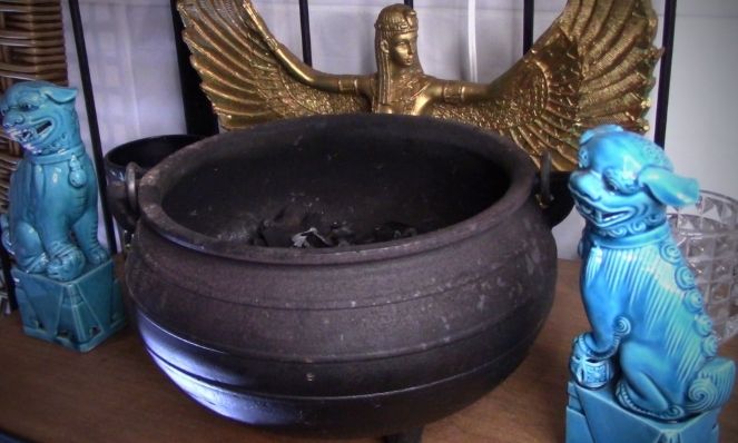 Use your cauldron for this Full Moon Ritual